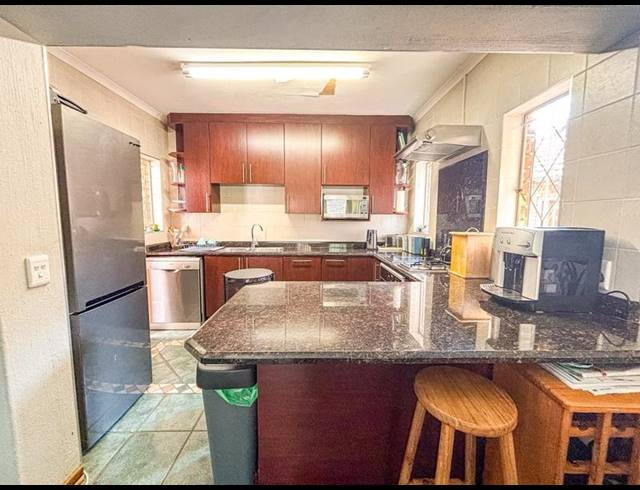 2 BEDROOM TOWNHOUSE FOR SALE IN BASSONIA